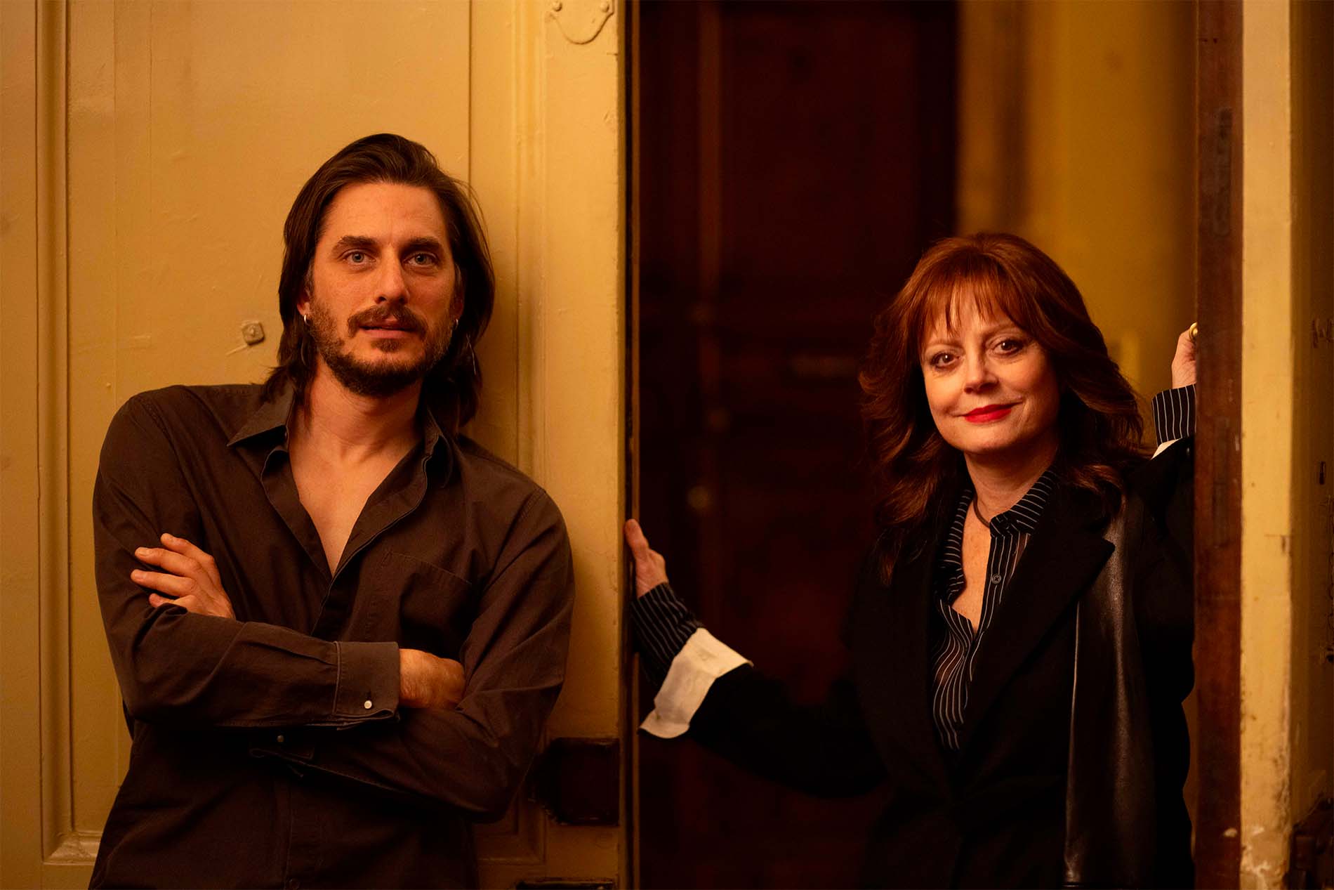 Luca Marinelli e Susan Sarandon in una scena di The Echo Chamber, sulla soglia di una porta
