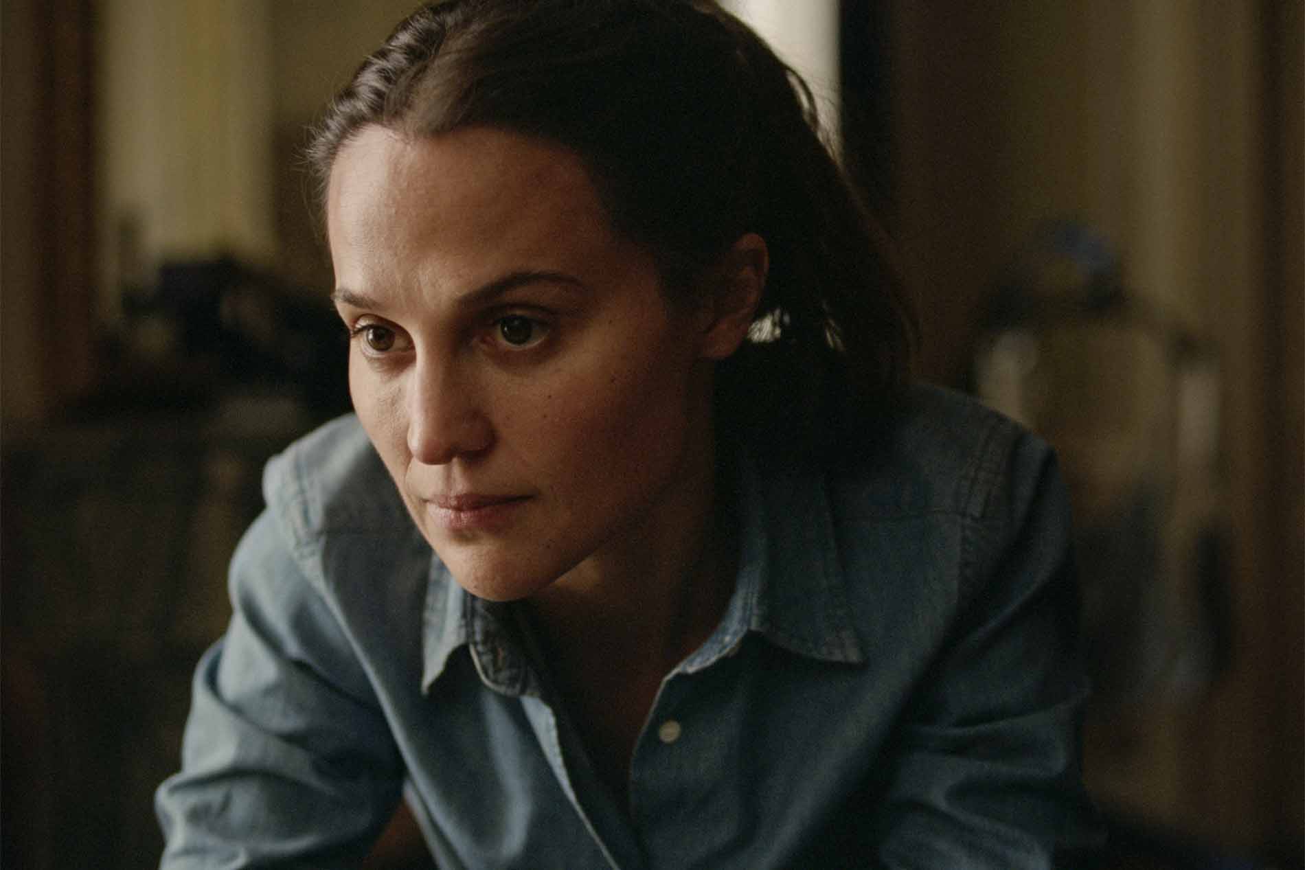 Alicia Vikander in una scena di The Echo Chamber, primo piano pensieroso