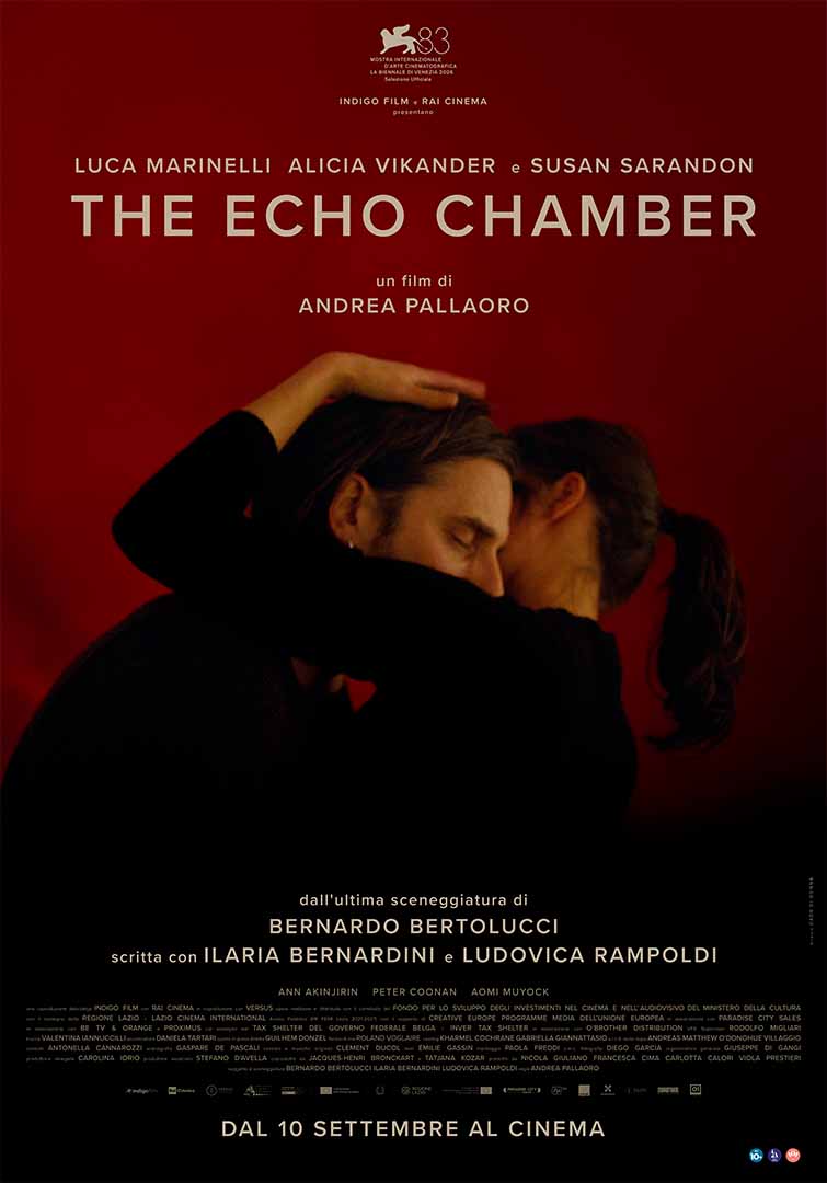 Locandina di The Echo Chamber: Luca Marinelli e Alicia Vikander abbracciati, viso contro viso, su sfondo rosso scuro