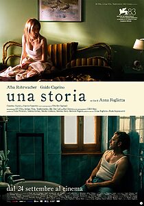 Locandina di Una storia, film di Anna Foglietta: in alto una donna seduta su un letto in una stanza verde, in basso un uomo seduto a terra in un bagno con piastrelle verde acqua, il titolo al centro su una fascia avorio