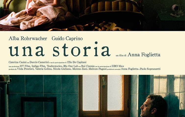 Locandina di Una storia, film di Anna Foglietta: in alto una donna seduta su un letto in una stanza verde, in basso un uomo seduto a terra in un bagno con piastrelle verde acqua, il titolo al centro su una fascia avorio
