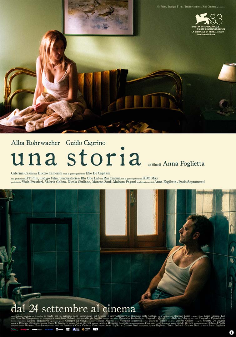 Locandina di Una storia, film di Anna Foglietta: in alto una donna seduta su un letto in una stanza verde, in basso un uomo seduto a terra in un bagno con piastrelle verde acqua, il titolo al centro su una fascia avorio