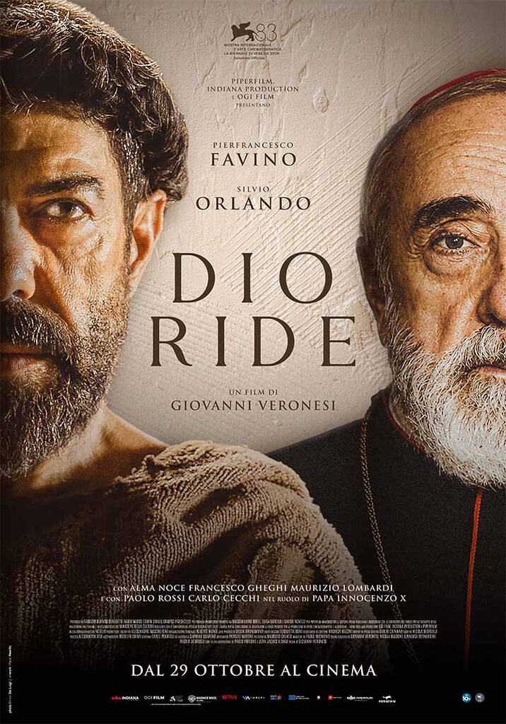 Locandina di Dio Ride: i volti del frate e del cardinale, tagliati a metà ai due lati dell’immagine, si fronteggiano su un muro chiaro. Al centro, i nomi di Pierfrancesco Favino e Silvio Orlando, il titolo e la scritta “Un film di Giovanni Veronesi”.