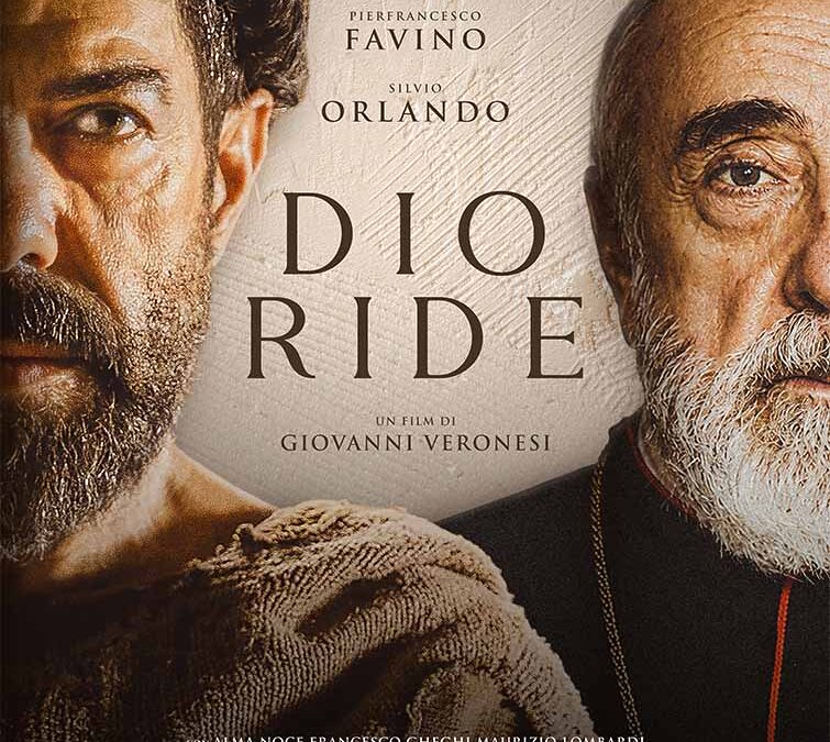 Locandina di Dio Ride: i volti del frate e del cardinale, tagliati a metà ai due lati dell’immagine, si fronteggiano su un muro chiaro. Al centro, i nomi di Pierfrancesco Favino e Silvio Orlando, il titolo e la scritta “Un film di Giovanni Veronesi”.