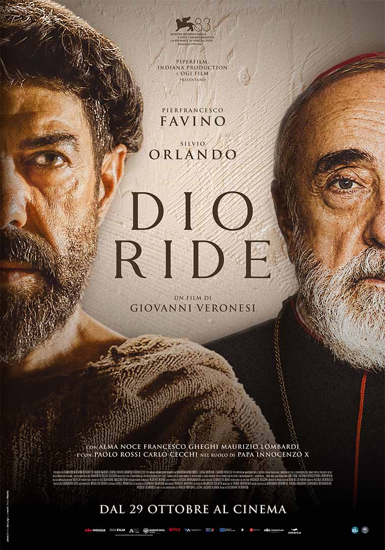 Locandina di Dio Ride: i volti del frate e del cardinale, tagliati a metà ai due lati dell’immagine, si fronteggiano su un muro chiaro. Al centro, i nomi di Pierfrancesco Favino e Silvio Orlando, il titolo e la scritta “Un film di Giovanni Veronesi”.