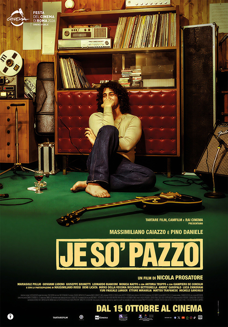 Locandina di Je so' pazzo: un giovane scalzo con i capelli ricci, seduto davanti a un mobile pieno di dischi e impianti stereo, con una chitarra elettrica sul pavimento. Massimiliano Caiazzo è Pino Daniele, dal 15 ottobre al cinema.